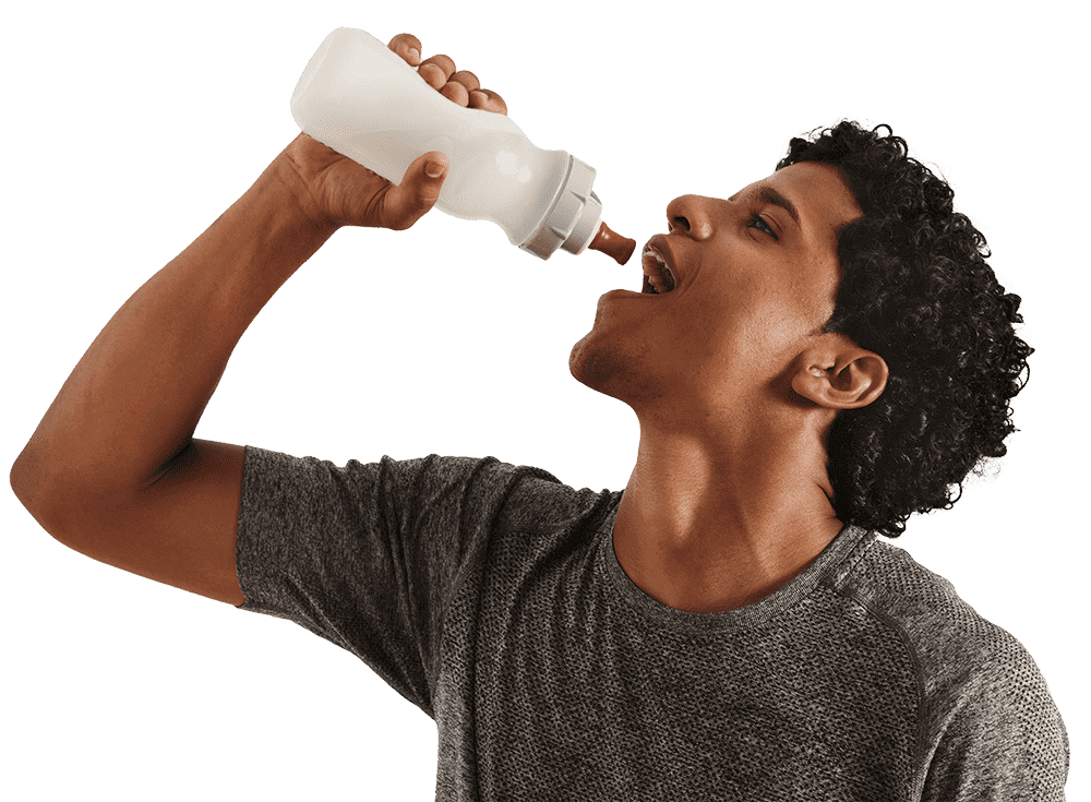 Joven bebiendo agua